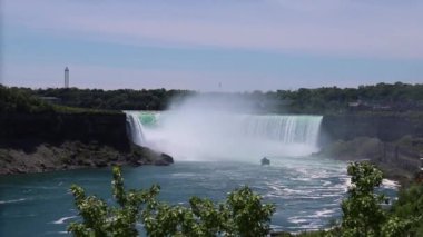 Panorama - Niagara Şelalesi - At nalı ve Amerikan Şelalesi, nehirde turistli yolcu gemileri. Güneşli bir gün, doğa manzarası, seyahat eden Amerika. Niagara, Ontario, Kanada