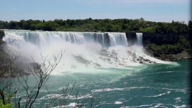 Panorama Niagara Şelalesi - Amerikan Şelalesi. Turistlerle dolu bir yolcu gemisi nehirden aşağı gidiyor. Doğa manzarası, Amerika 'yı gezmek. Niagara, Ontario, Kanada