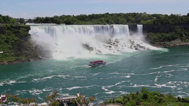 Panorama Niagara Falls Amerikaanse Watervallen Een Cruiseschip Met Toeristen Vaart — Stockvideo
