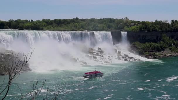 全景尼亚加拉瀑布 美国瀑布 一艘载有游客的游轮沿河航行 自然景观 旅行美国 加拿大安大略省尼亚加拉 — 图库视频影像