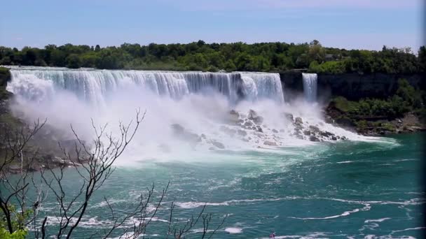 全景尼亚加拉瀑布 美国瀑布 一艘载有游客的游轮沿河航行 自然景观 旅行美国 加拿大安大略省尼亚加拉 — 图库视频影像