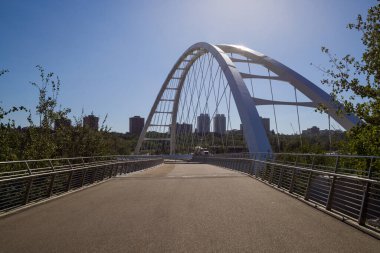 Kuzey Saskatchewan Nehri üzerindeki Walterdale Köprüsü. Yürüyüş yolu, yaz zamanı. Edmonton, Alberta., 