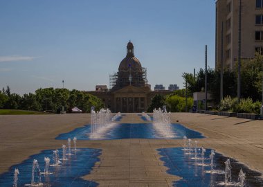 Alberta Legislature Building and Fountain, Edmonton, Kanada. İcra Kurulu Yasama Meclisi 'nin yeri. güneşli bir gün. 