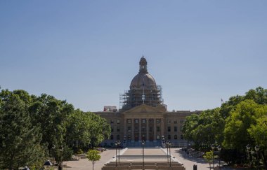 Edmonton, Kanada 'daki Alberta Parlamento Binası. Yürütme Konseyi 'nin ve Yasama Meclisi' nin buluşma yeri. Yaz güneşli bir gün. İnsanlar olmadan