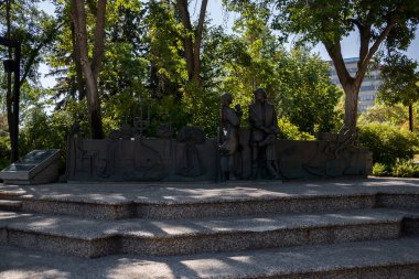 Bir kış masalı - Noel için güneşli bir gün. Karla kaplı sokaklar, evler, güneş ışınları, yaya bölgesinde yürüyen insanlar. Kayak merkezi, kışın Olimpiyat oyunları Whistler, Kanada