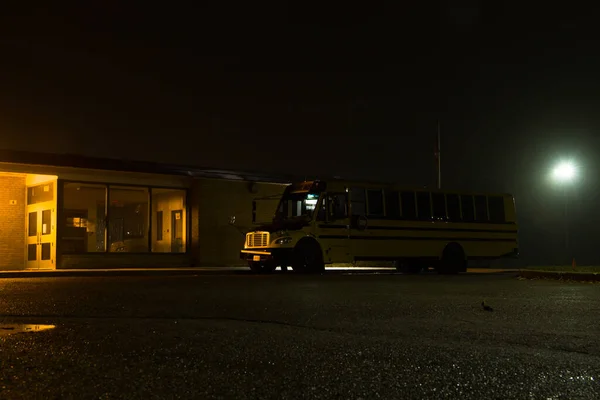Yellow School Bus Parked Nearby School Night Illuminated Night Time — Stock Photo, Image