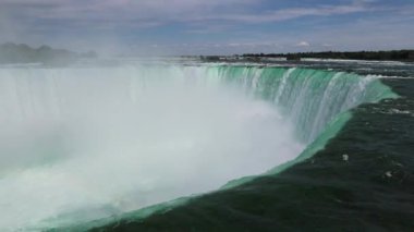 Şelalenin kenarı - su bir uçuruma akar - güçlü bir su akışı kapanır. Doğa manzarası, Amerika 'yı gezmek. Su enerjisinin gücü. Niagara Şelalesi