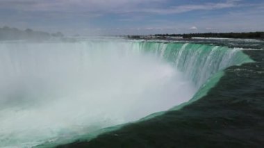 Şelalenin kenarı - su bir uçuruma akar - güçlü bir su akışı kapanır. Doğa manzarası, Amerika 'yı gezmek. Su enerjisinin gücü. Niagara Şelalesi