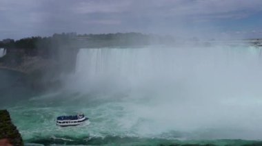 Niagara Şelalesi - At Nalı Düşüşü, nehirde turistli yolcu gemileri. Güneşli bir gün, doğa manzarası, seyahat eden Amerika. Niagara, Ontario, Kanada