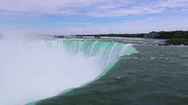 Şelalenin kenarı - su bir uçuruma akar - güçlü bir su akışı kapanır. Doğa manzarası, Amerika 'yı gezmek. Su enerjisinin gücü. Niagara Şelalesi