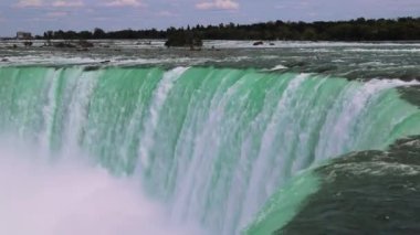 Şelalenin kenarı - su bir uçuruma akar - güçlü bir su akışı kapanır. Doğa manzarası, Amerika 'yı gezmek. Su enerjisinin gücü. Niagara Şelalesi