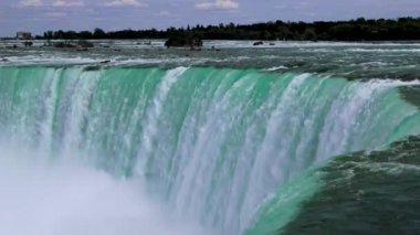Şelalenin kenarı - su bir uçuruma akar - güçlü bir su akışı kapanır. Doğa manzarası, Amerika 'yı gezmek. Su enerjisinin gücü. Niagara Şelalesi