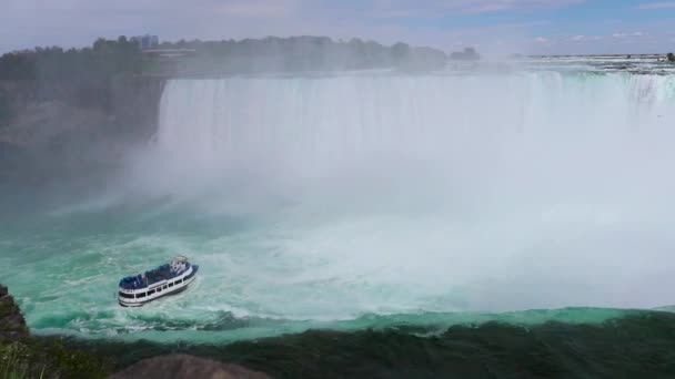 尼亚加拉瀑布 Niagara Falls 马蹄瀑布 Horseshoe Fall 载有游客的游轮在河上航行 阳光灿烂的日子 自然景观 旅行美国 — 图库视频影像