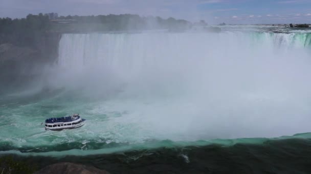 Niagara Falls Hästsko Fall Kryssningsfartyg Med Turister Som Seglar Floden — Stockvideo