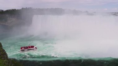 Niagara Şelalesinin Kıyısı - bir turist gemisi tekne turu. Turistler Horseshoe Şelalesi 'ne yakın bir tekneyle seyahat ediyorlar..