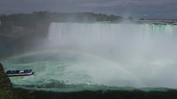 Rand Van Niagara Falls Een Toeristisch Schip Boottochten Attractie Toeristische — Stockvideo