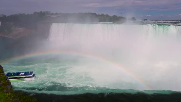 Kraniec Wodospadu Niagara Atrakcja Wycieczek Statkiem Turystycznym Turyści Pływający Łodzią — Wideo stockowe
