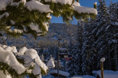 Dağ kaldırma, kayak, snowboard sporları ve eğlence. Kanada 'da kayak merkezi. Kabin Kablosu