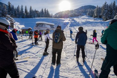 Dağ kaldırma, kayak, snowboard sporları ve eğlence. Whistler köyünde bir Noel hikayesi. Karla kaplı binalar, çatılar, kayak merkezleri. Soğuk ama güneşli bir kış günü. Whistler, British Columbia, Kanada 