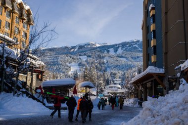 Dağ kaldırma, kayak, snowboard sporları ve eğlence. Whistler köyünde bir Noel hikayesi. Karla kaplı binalar, çatılar, kayak merkezleri. Soğuk ama güneşli bir kış günü. Whistler, British Columbia, Kanada 