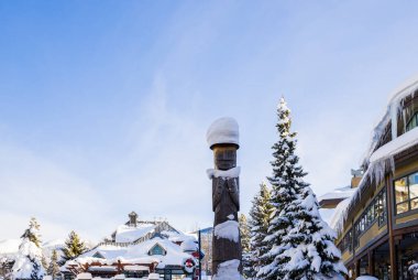 Bir kış masalı - Noel için güneşli bir gün. Karla kaplı sokaklar, evler, güneş ışınları, yaya bölgesinde yürüyen insanlar. Kayak merkezi, kışın Olimpiyat oyunları Whistler, Kanada