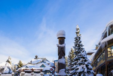 Bir kış masalı - Noel için güneşli bir gün. Karla kaplı sokaklar, evler, güneş ışınları, yaya bölgesinde yürüyen insanlar. Kayak merkezi, kışın Olimpiyat oyunları Whistler, Kanada