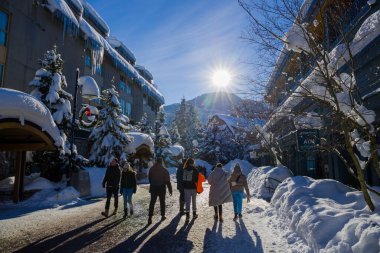 Bir kış masalı - Noel için güneşli bir gün. Karla kaplı sokaklar, evler, güneş ışınları, yaya bölgesinde yürüyen insanlar. Kayak merkezi, kışın Olimpiyat oyunları Whistler, Kanada