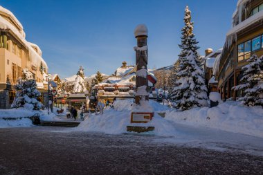 Bir kış masalı - Noel için güneşli bir gün. Karla kaplı sokaklar, evler, güneş ışınları, yaya bölgesinde yürüyen insanlar. Kayak merkezi, kışın Olimpiyat oyunları Whistler, Kanada