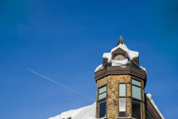 Verschneite Gebäude Schneeverwehungen Auf Den Dächern Schöne Eiszapfen Die Uhr — Stockfoto