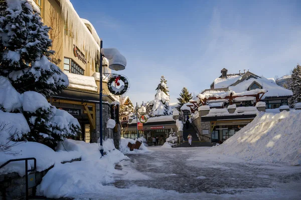 圣诞装饰花环 加拿大的滑雪胜地 屋顶上覆盖着白雪的建筑物 寒冷而晴朗的冬日 加拿大不列颠哥伦比亚省惠斯勒 — 图库照片