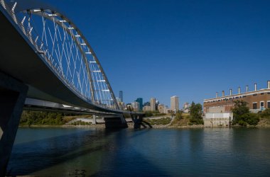 Kuzey Saskatchewan Nehri üzerindeki Walterdale Köprüsü. Gündüz trafiği, yaz zamanı. Modern mimari, Edmonton şehri manzarası, Alberta, Kanada 