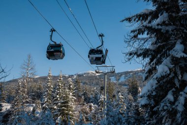 Dağ kaldırma, kayak, snowboard sporları ve eğlence. Kanada 'da kayak merkezi. Kabin Kablosu