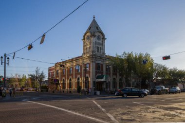 Strathcona Halk Binası. Kulesi ve saati olan eski bir tuğla ev. Eski postane. İnanılmaz gün batımı, güneş ışınları, berrak gökyüzü. Edmonton, Alberta, Kanada