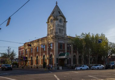 Strathcona Halk Binası. Kulesi ve saati olan eski bir tuğla ev. Eski postane. İnanılmaz gün batımı, güneş ışınları, berrak gökyüzü. Edmonton, Alberta, Kanada