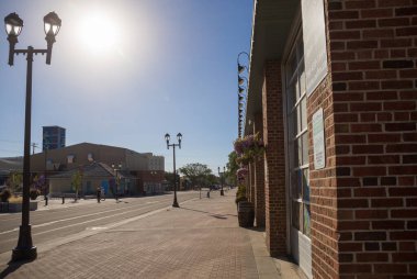  Strathcona Tarihi Bölgesi - eski tuğla evler, tiyatro, dükkanlar ve kafeler, Eski Postane. Edmonton, Alberta, Kanada