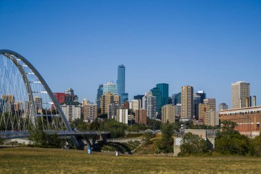  Kuzey Saskatchewan Nehri üzerindeki köprü. Gündüz trafiği, yaz zamanı. Modern mimari, Edmonton şehri manzarası, Alberta, Kanada 