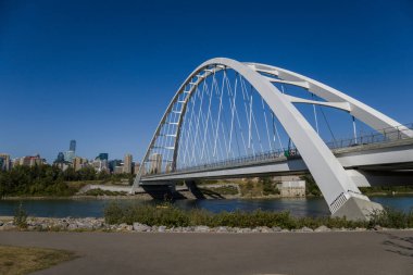 Kuzey Saskatchewan Nehri üzerindeki Walterdale Köprüsü. Gündüz trafiği, yaz zamanı. Modern mimari, Edmonton şehri manzarası, Alberta, Kanada 