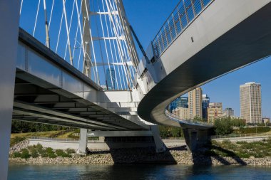 Kuzey Saskatchewan Nehri üzerindeki Walterdale Köprüsü. Gündüz trafiği, yaz zamanı. Modern mimari, Edmonton şehri manzarası, Alberta, Kanada 