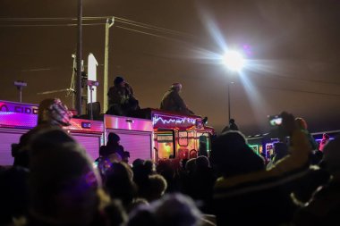Kanada Pasifik Tatil Treni 'nin gelişini bir itfaiye kamyonu ve itfaiyecilerden oluşan bir kalabalık izliyor. Çeşitli hayır kurumları için yardım konseri düzenliyor..