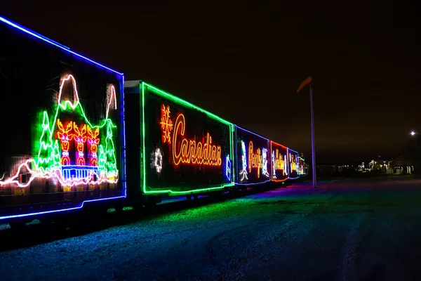 Kanada Pasifik Noel Treni - neon süslemeli tren Montreal 'den başlayıp Kanada' dan Vancouver 'a gider, çeşitli hayır işleri için bir konser verir. Toronto, Ontario, Kanada