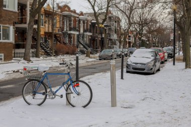 Kışın Montreal sokakları. Şehrin tarihi kısmı - eski evler, dükkanlar, kafeler, yürüyen insanlar, arabalar, toplu taşıma işleri. Noel zamanı