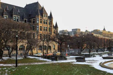 Kışın Montreal sokakları. Şehrin tarihi kısmı - eski evler, dükkanlar, kafeler, yürüyen insanlar, arabalar, toplu taşıma işleri. Noel zamanı