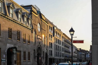 Kışın Montreal sokakları. Şehrin tarihi kısmı - eski evler, dükkanlar, kafeler, yürüyen insanlar, arabalar, toplu taşıma işleri. Noel zamanı