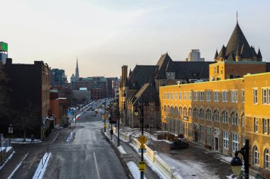 Kışın Montreal sokakları. Şehrin tarihi kısmı - eski evler, dükkanlar, kafeler, yürüyen insanlar, arabalar, toplu taşıma işleri. Noel zamanı