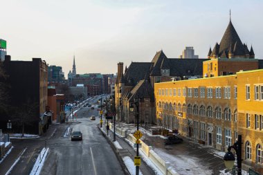 Kışın Montreal sokakları. Şehrin tarihi kısmı - eski evler, dükkanlar, kafeler, yürüyen insanlar, arabalar, toplu taşıma işleri. Noel zamanı