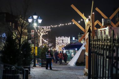 Montreal 'de Noel ve yeni yıl - şehir merkezinde aydınlatma şenliği, şehrin manzarası. Montreal 'e seyahat gece manzarası görmek için.
