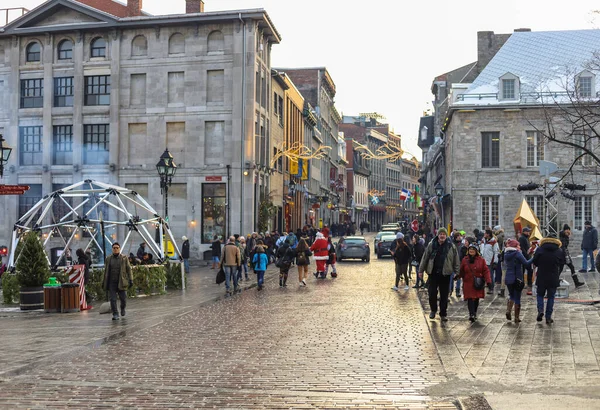 Montreal 'de Noel ve yeni yıl - şehir merkezinde aydınlatma şenliği, şehrin manzarası. Montreal 'e seyahat gece manzarası görmek için.