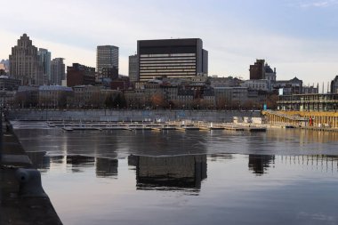  Kışın Montreal sokakları. Şehrin tarihi kısmı eski liman, liman manzarası..