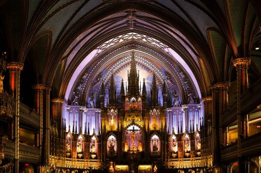  Katolik kilisesinin içinde ikonlar ve lambalar olan bir sunak var. Org, antik dekorasyon, Gotik, vitray pencereler, sütunlar. Montreal 'in Notre-Dame Bazilikası. 