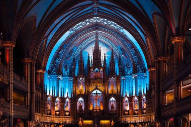 Montreal Notre Dame Bazilikası, Katolik kilisesinin içinde ikonlar ve lambalar olan bir sunak. Boru organı, antik dekorasyon, Gotik stil, vitray pencereler, sütunlar..